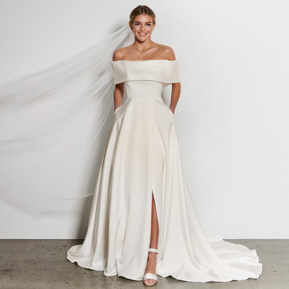 Elegant og enkel satin brudekjole med bred bardot krave